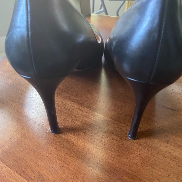 Gorgeous classic Prada pump.  Only worn 4-5 times. - Picture 3 of 5